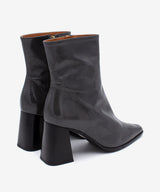 TRIMIA - Botín cómodo con tacón ancho de piel texturizada brillante - Zapatos grises - Zapatos de mujer Ángel Alarcón - Women Shoes 2026