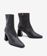 TRIMIA - Botín cómodo con tacón ancho de piel texturizada brillante - Zapatos grises - Zapatos de mujer Ángel Alarcón - Women Shoes 2026