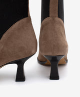 BRIELAS - Botín chelsea de mujer con tacón de serraje - Zapatos taupe - Zapatos de mujer Ángel Alarcón - Women Shoes 2026