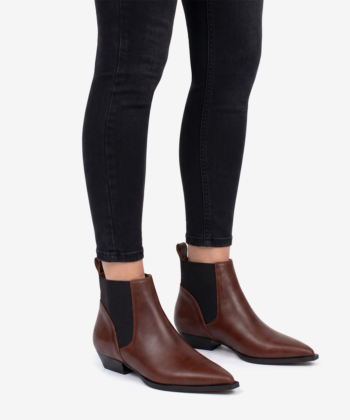 NEGADE - Botín chelsea de tacón bajo de piel lisa semibrillante - Zapatos marrones - Zapatos de mujer Ángel Alarcón - Women Shoes 2026