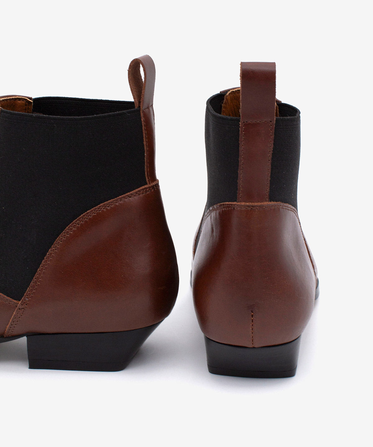 NEGADE - Botín chelsea de tacón bajo de piel lisa semibrillante - Zapatos marrones - Zapatos de mujer Ángel Alarcón - Women Shoes 2026