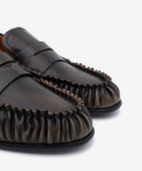 DAPHNE - Mocasín con corte fruncido y suela rubber de piel cepillada - Zapatos m. oscuro - Zapatos de mujer Ángel Alarcón - Women Shoes 2026