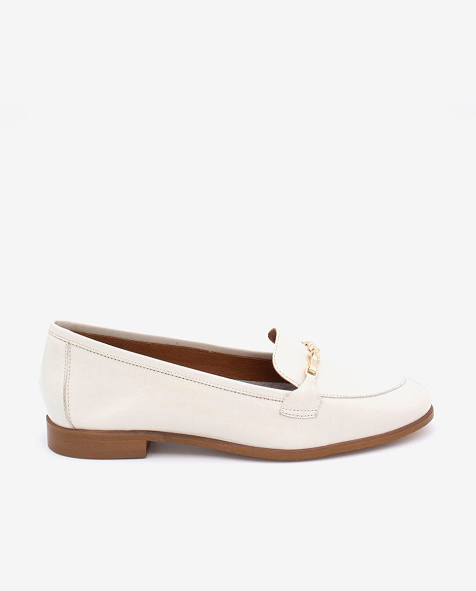JUSTINE - Mocasines planos con adorno metálico de piel brillante – beige – Talla 37 – Ángel Alarcón