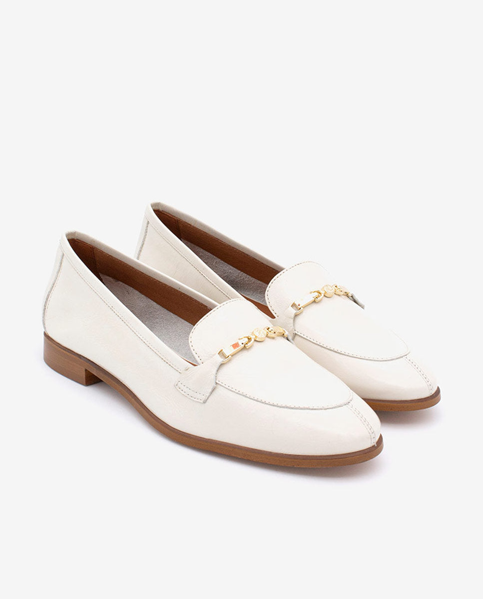 JUSTINE - Mocasines planos con adorno metálico de piel brillante – beige – Talla 38 – Ángel Alarcón