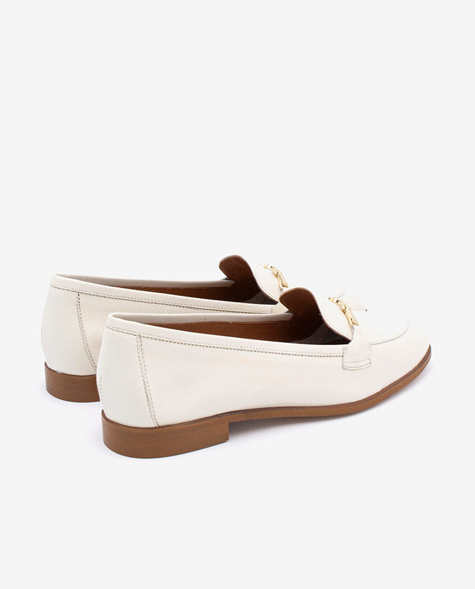 JUSTINE - Mocasines planos con adorno metálico de piel brillante – beige – Talla 39 – Ángel Alarcón