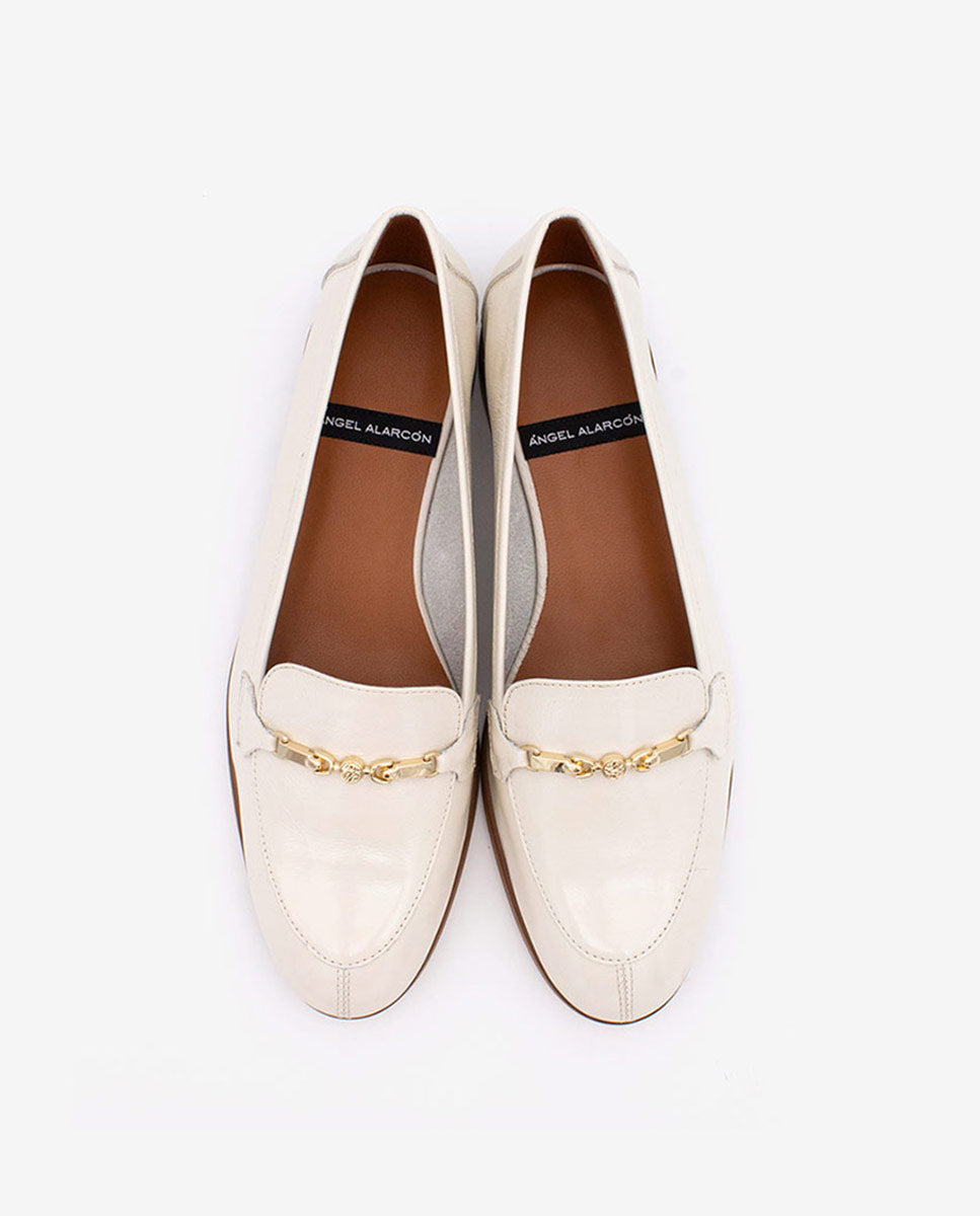 JUSTINE - Mocasines planos con adorno metálico de piel brillante – beige – Talla 40 – Ángel Alarcón