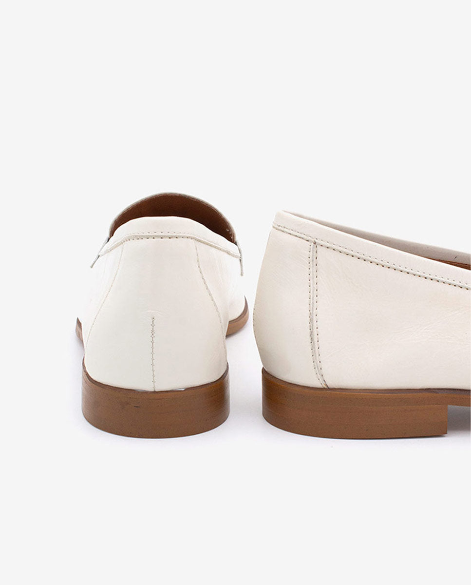 JUSTINE - Mocasines planos con adorno metálico de piel brillante – beige – Talla 41 – Ángel Alarcón