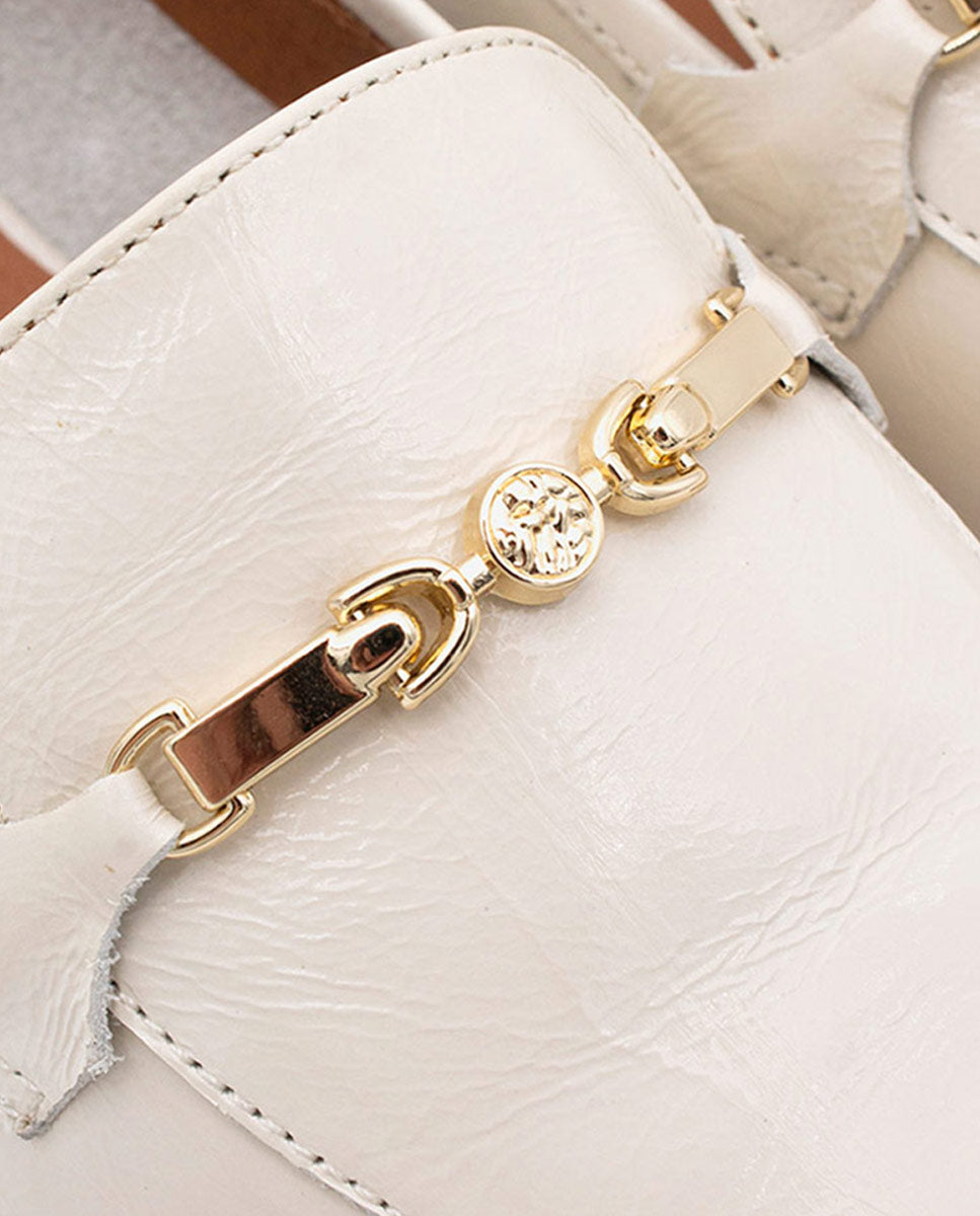 JUSTINE - Mocasines planos con adorno metálico de piel brillante – beige – Talla 42 – Ángel Alarcón