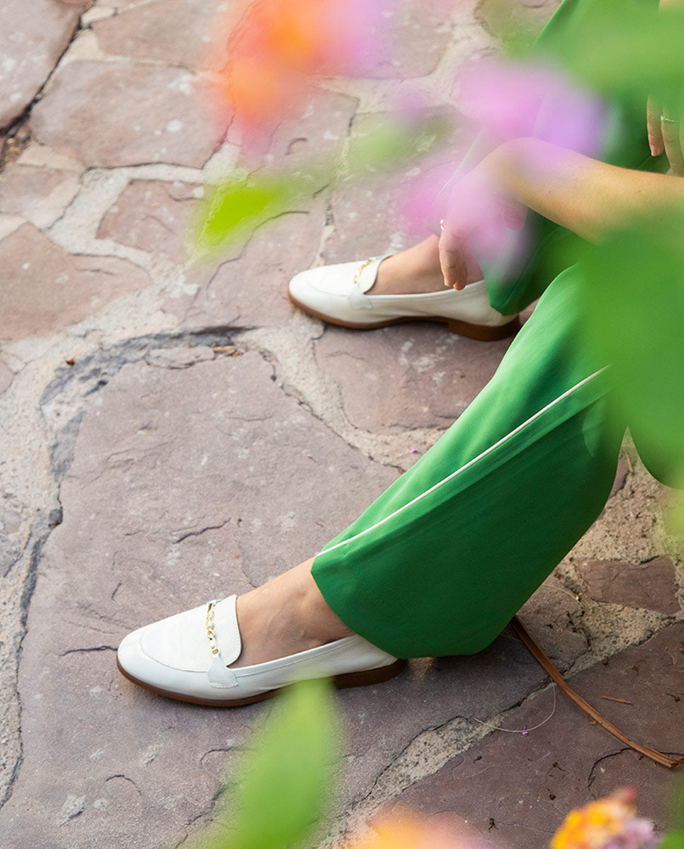 JUSTINE - Mocasines planos con adorno metálico de piel brillante – beige – Ángel Alarcón