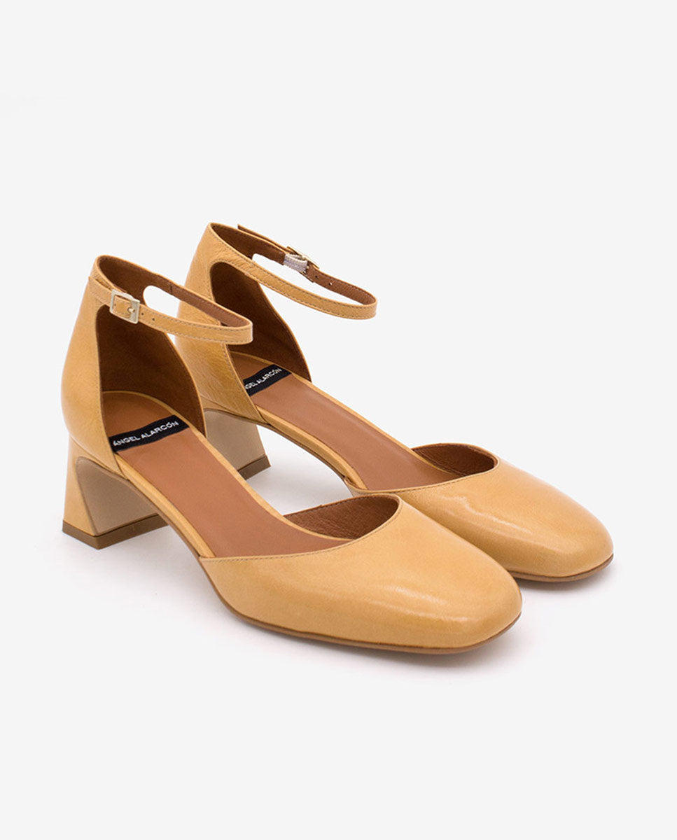 DAIMEE – Zapato de pala y talón con pulsera al tobillo y tacón de piel texturizada – Talla 35 – Ángel Alarcón