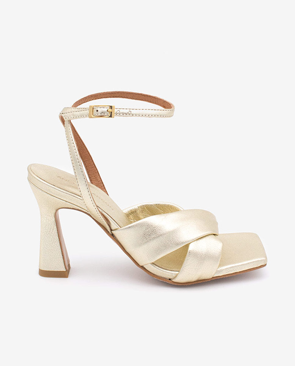 MAELLE – Sandalia con pala cruzada y tacón alto en piel metalizada – Talla 39 – Ángel Alarcón