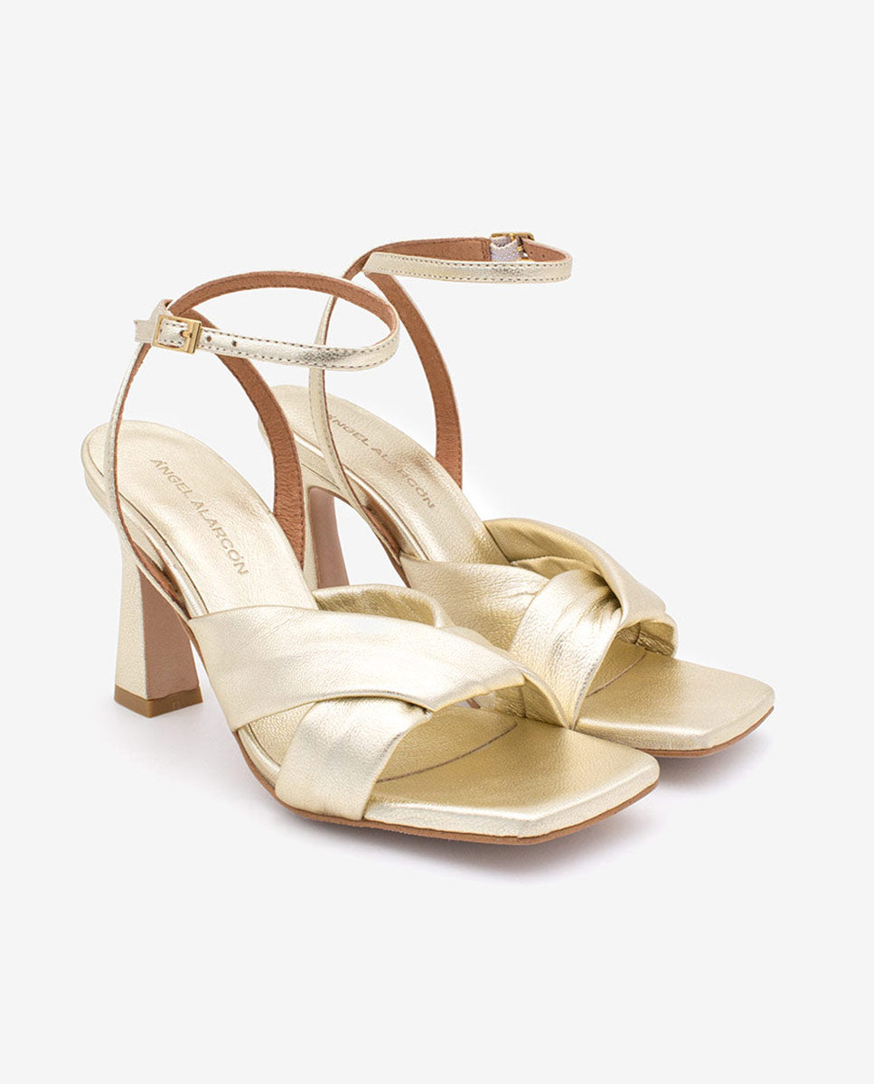 MAELLE – Sandalia con pala cruzada y tacón alto en piel metalizada – Talla 39 – Ángel Alarcón