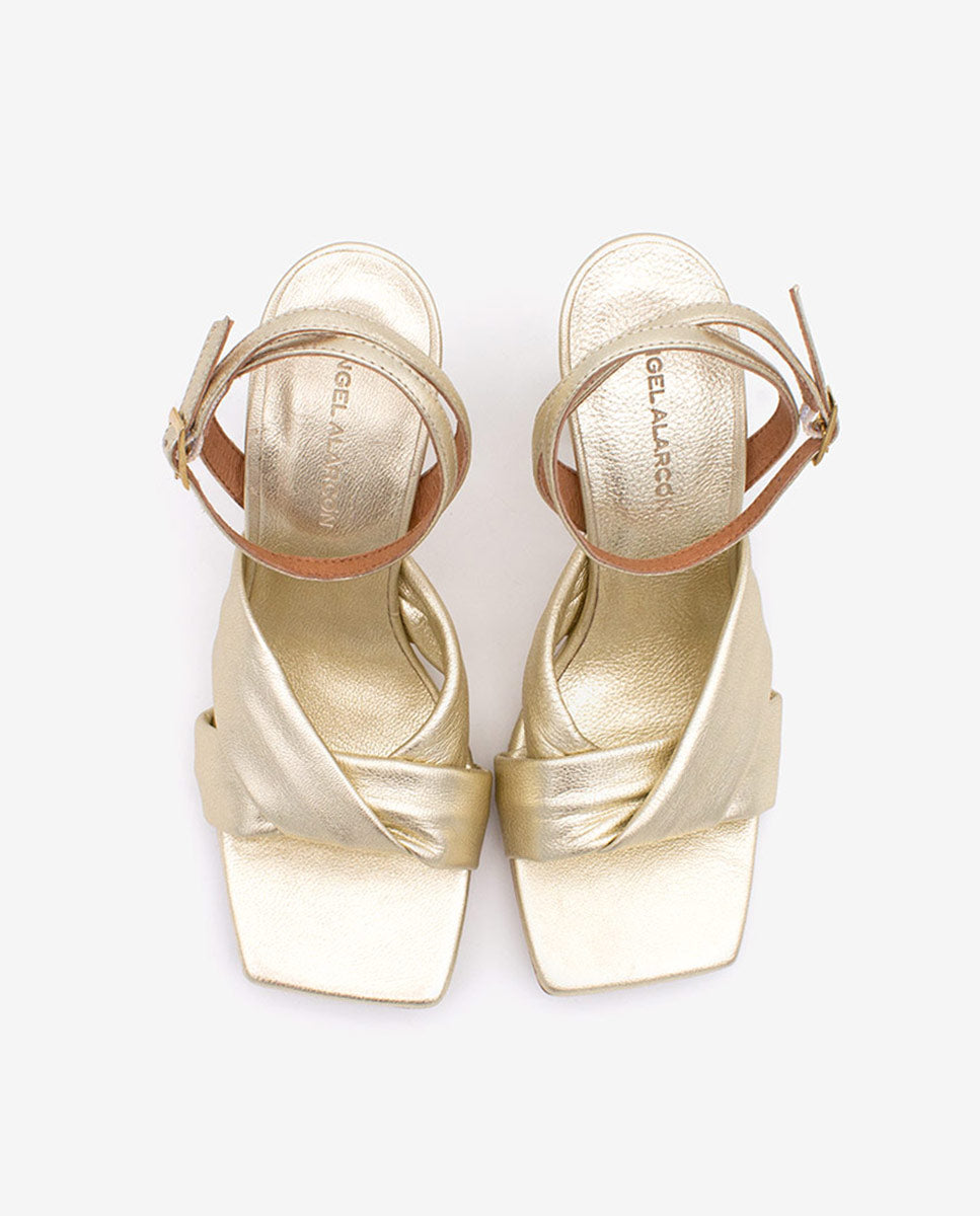 MAELLE – Sandalia con pala cruzada y tacón alto en piel metalizada – Talla 40 – Ángel Alarcón