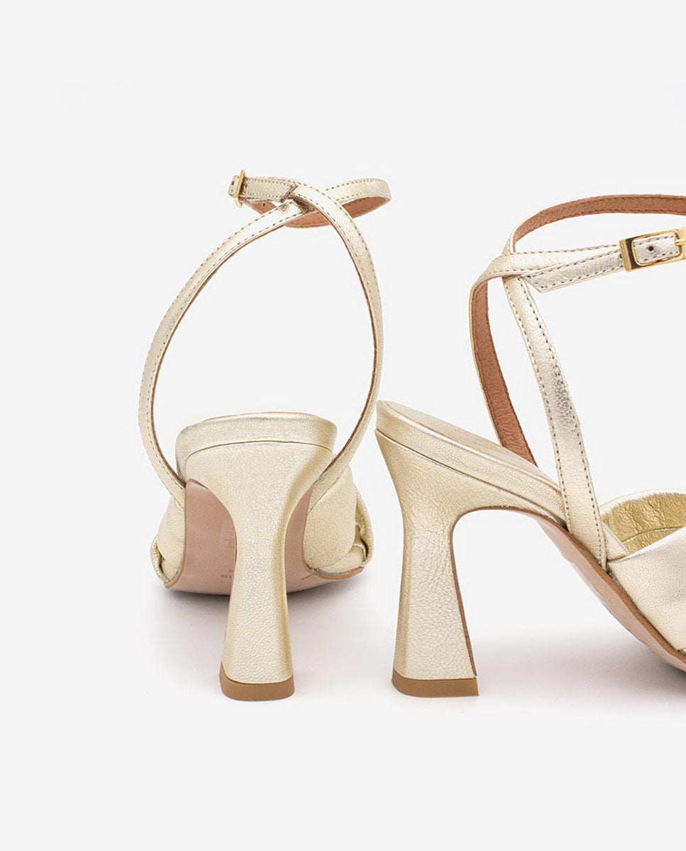 MAELLE – Sandalia con pala cruzada y tacón alto en piel metalizada – Talla 40 – Ángel Alarcón