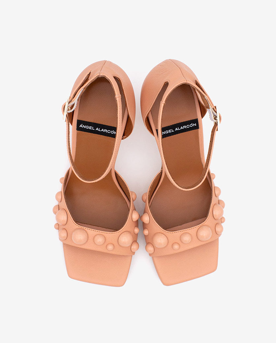 MARGAUX – Sandalia con pulsera y pala adornada con semiesferas en piel – Talla 37 – Ángel Alarcón
