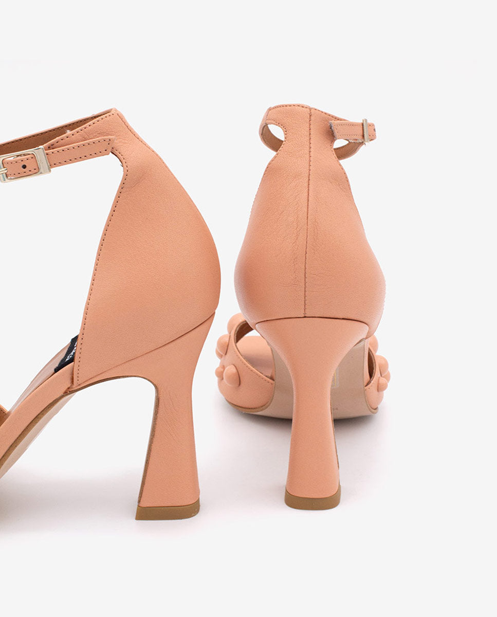 MARGAUX – Sandalia con pulsera y pala adornada con semiesferas en piel – Talla 38 – Ángel Alarcón