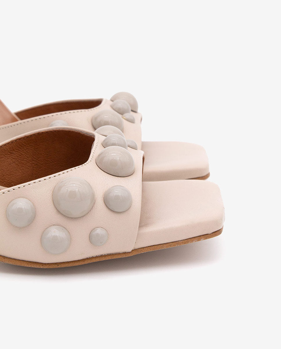 MARGAUX – Sandalia con pulsera y pala adornada con semiesferas en piel – Talla 40 – Ángel Alarcón