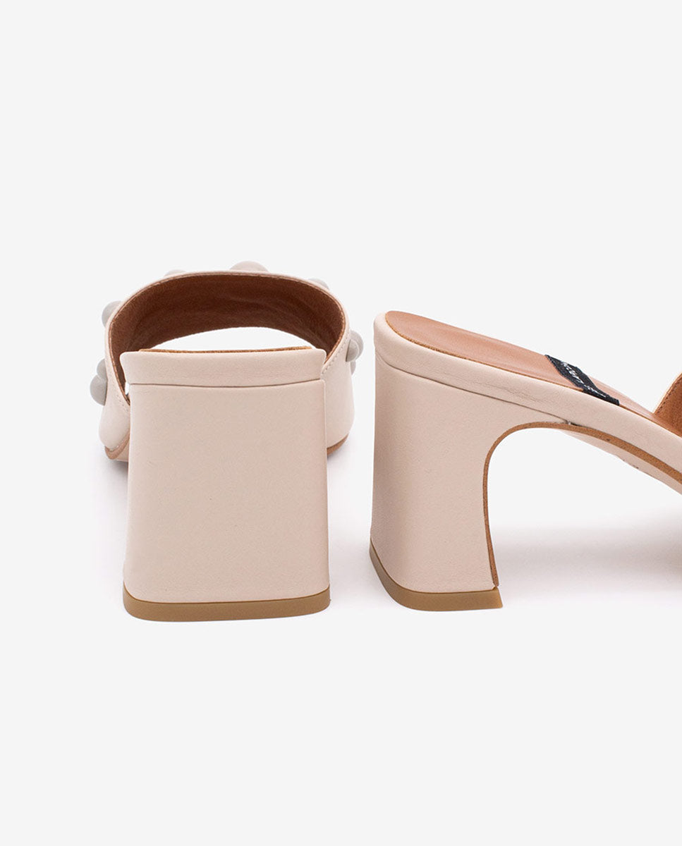 STEPHANIE – Mule abierto de pala adornada con semiesferas y con tacón ancho de piel – Talla 37 – Ángel Alarcón