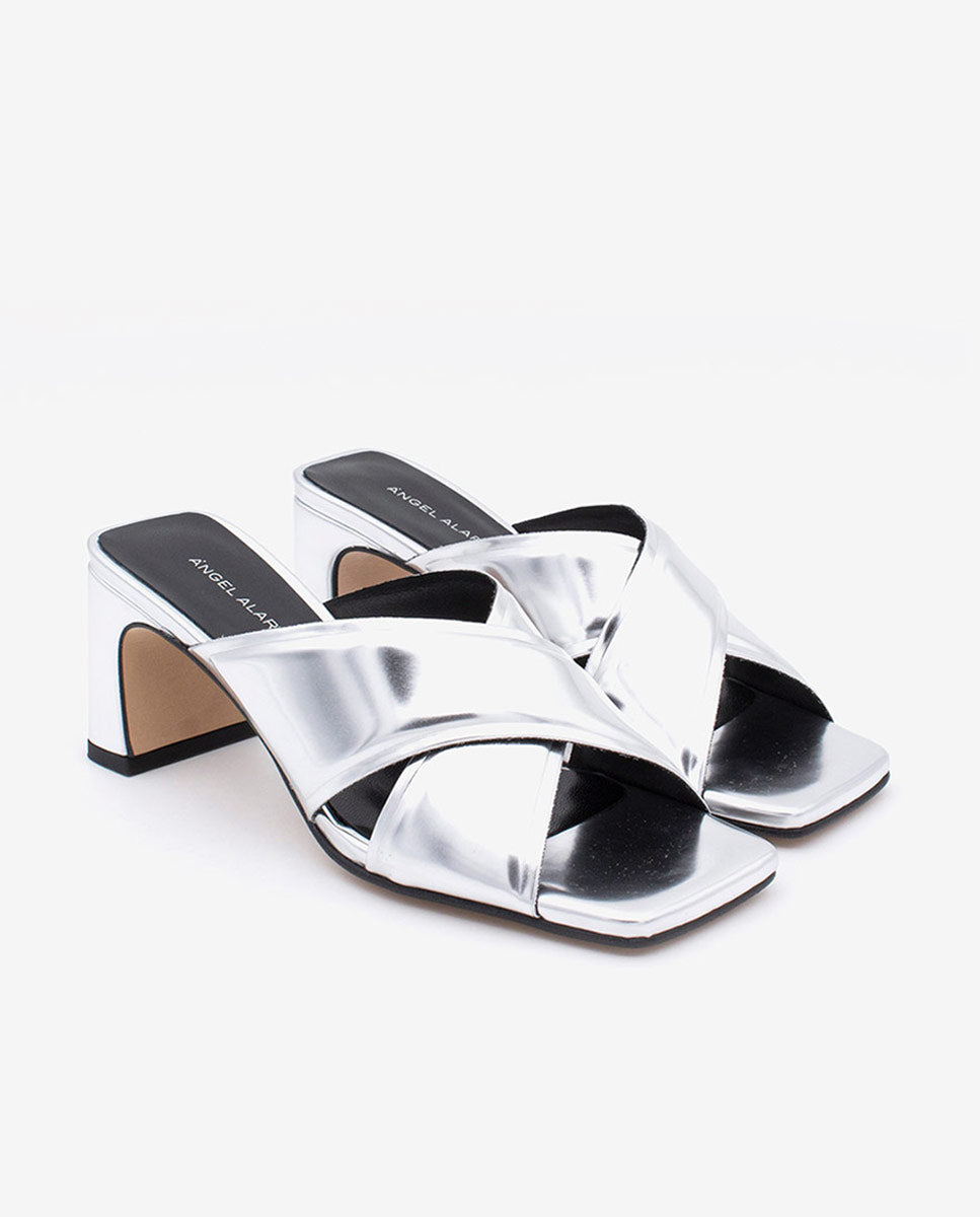 WANDA – Mules sandalias con pala cruzada acolchada y tacón ancho metalizado – plata – Talla 37 – Ángel Alarcón