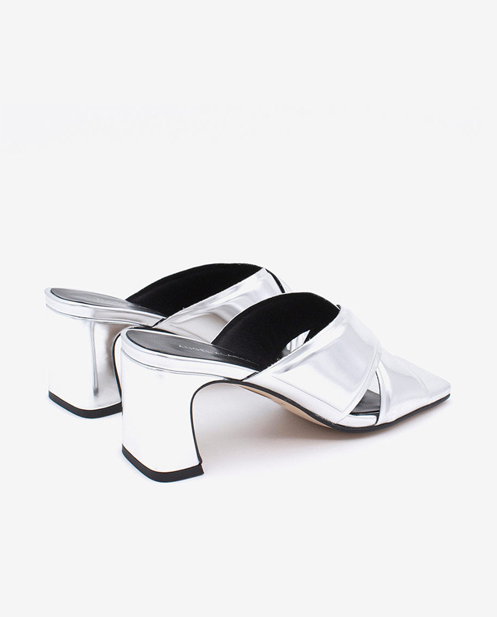 WANDA – Mules sandalias con pala cruzada acolchada y tacón ancho metalizado – plata – Talla 38 – Ángel Alarcón