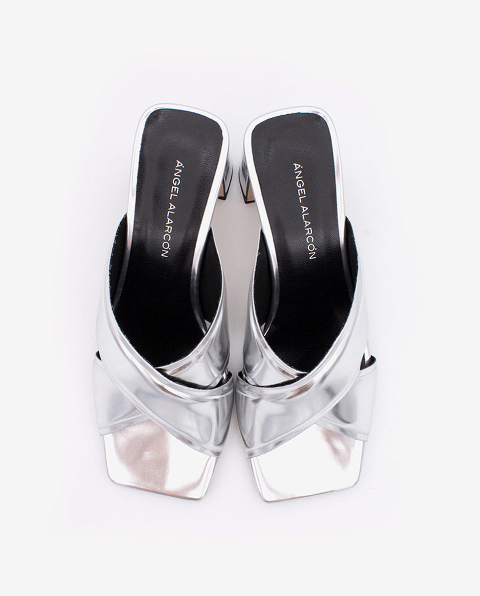 WANDA – Mules sandalias con pala cruzada acolchada y tacón ancho metalizado – plata – Talla 39 – Ángel Alarcón
