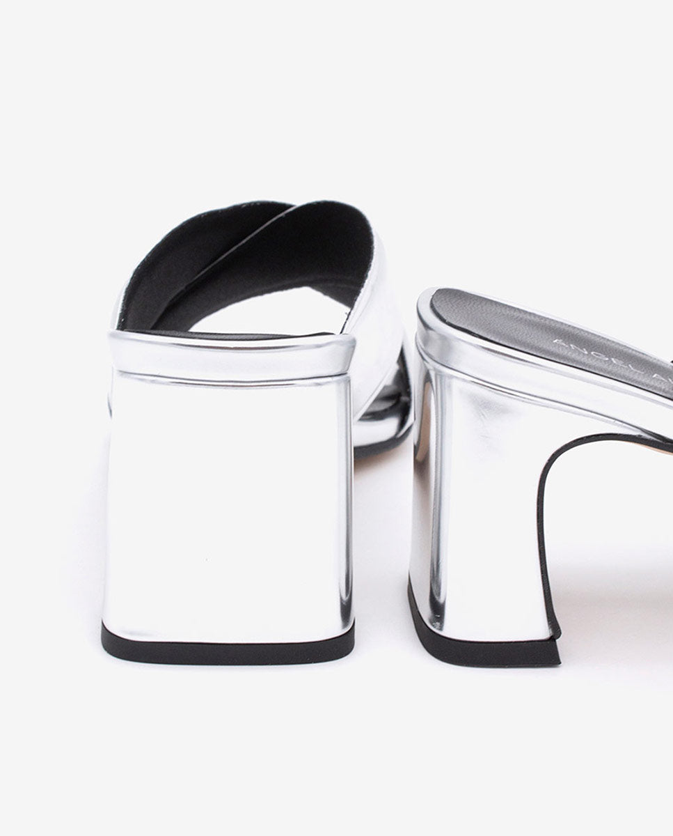 WANDA – Mules sandalias con pala cruzada acolchada y tacón ancho metalizado – plata – Talla 40 – Ángel Alarcón