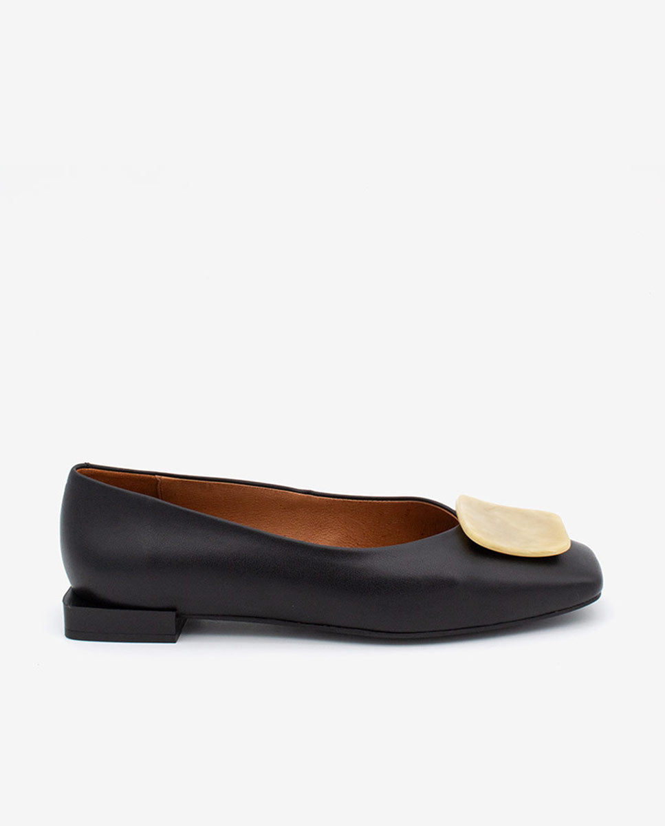 TIUREN – Bailarina de piel con punta cuadrada, adorno y tacón de carey – negro – Talla 36 – Ángel Alarcón