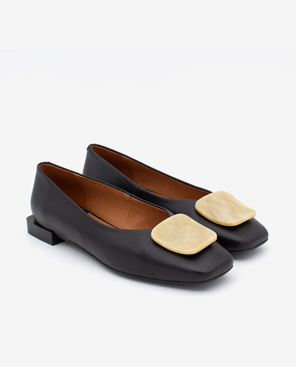 TIUREN – Bailarina de piel con punta cuadrada, adorno y tacón de carey – negro – Talla 37 – Ángel Alarcón