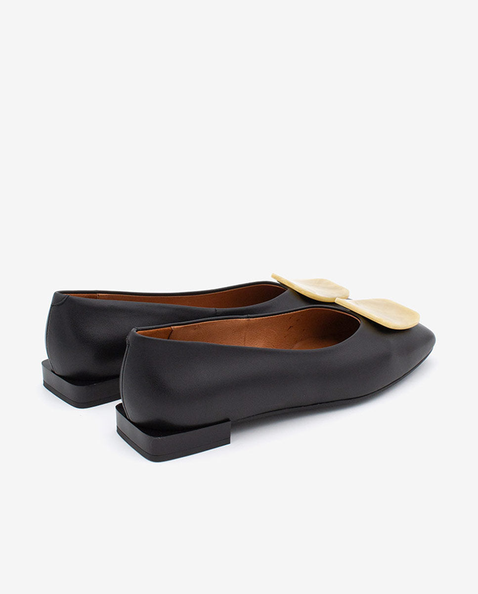 TIUREN – Bailarina de piel con punta cuadrada, adorno y tacón de carey – negro – Talla 38 – Ángel Alarcón
