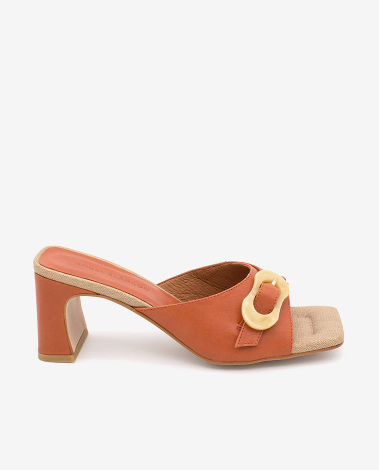 JELKE – Mule de piel con hebilla carey y tacón ancho – camel – Talla 38 – Ángel Alarcón