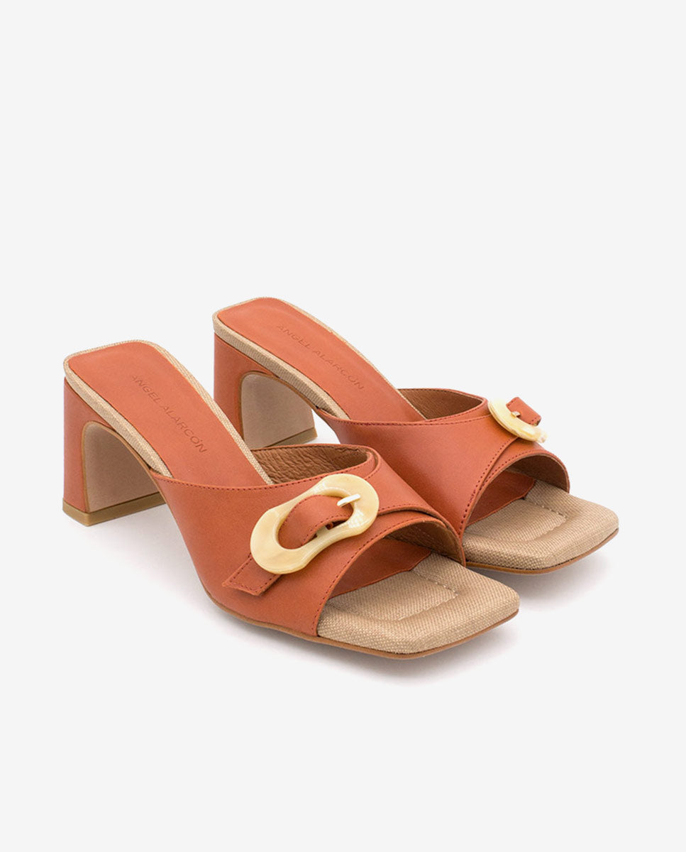 JELKE – Mule de piel con hebilla carey y tacón ancho – camel – Talla 39 – Ángel Alarcón