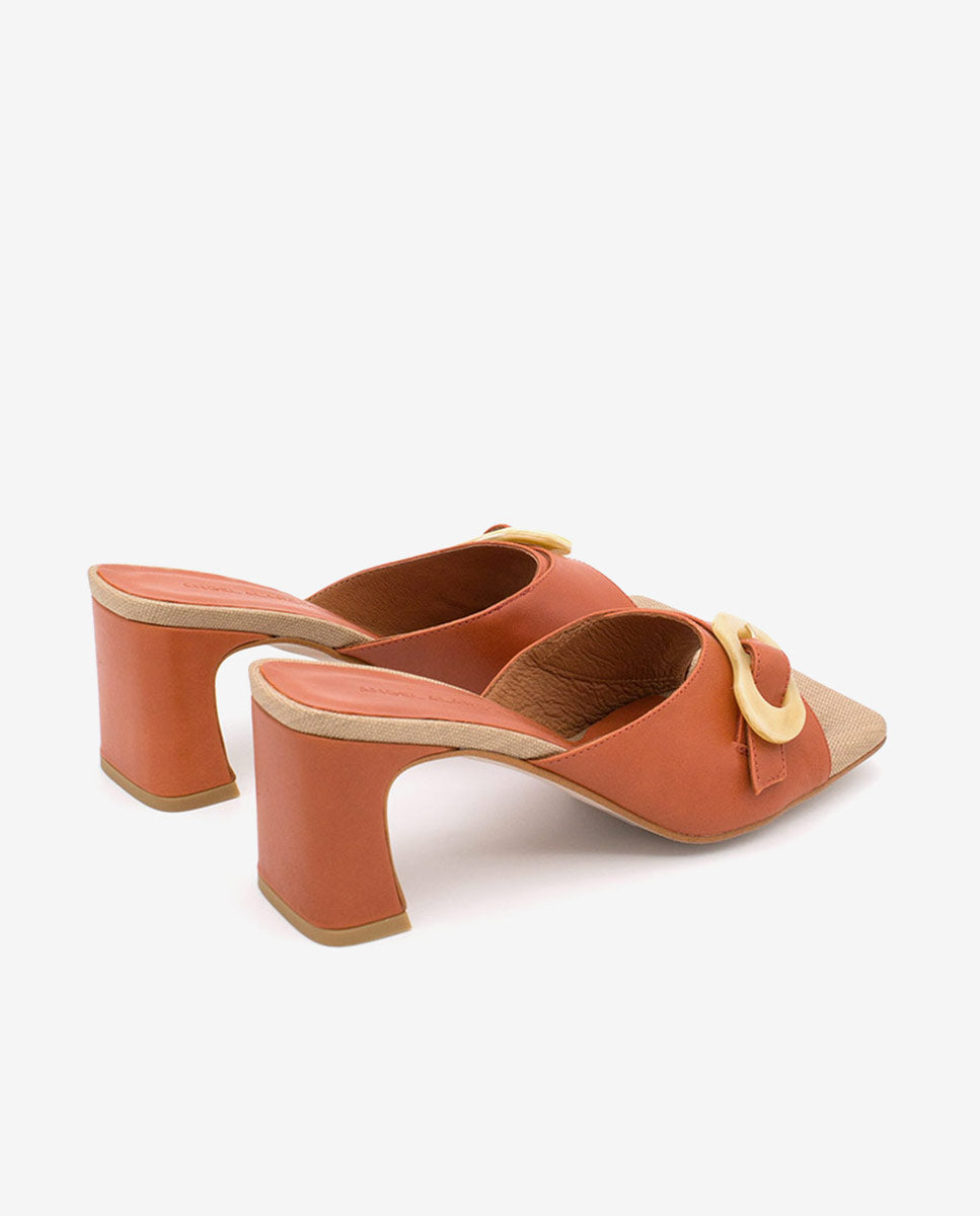 JELKE – Mule de piel con hebilla carey y tacón ancho – camel – Talla 39 – Ángel Alarcón