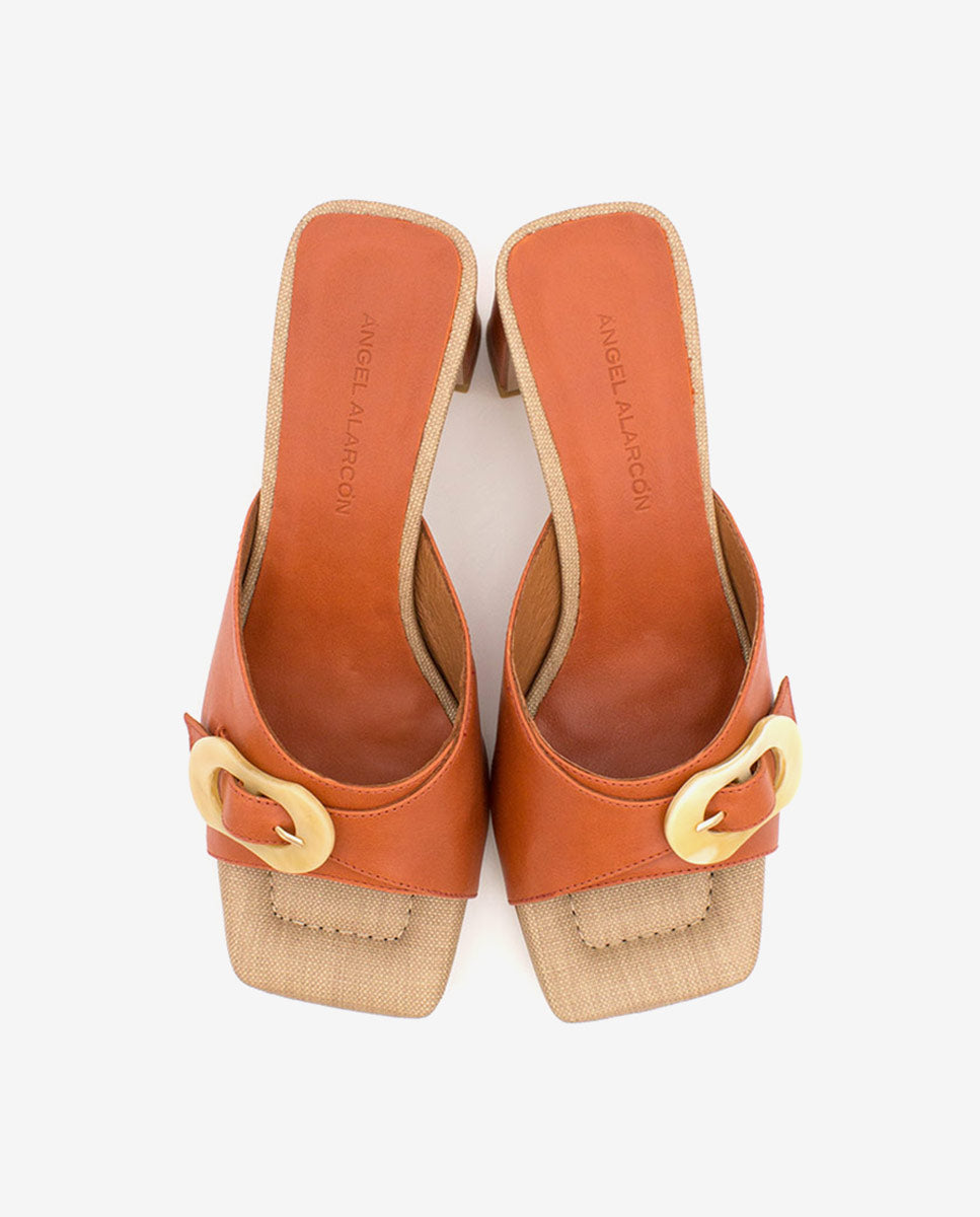 JELKE – Mule de piel con hebilla carey y tacón ancho – camel – Talla 39 – Ángel Alarcón