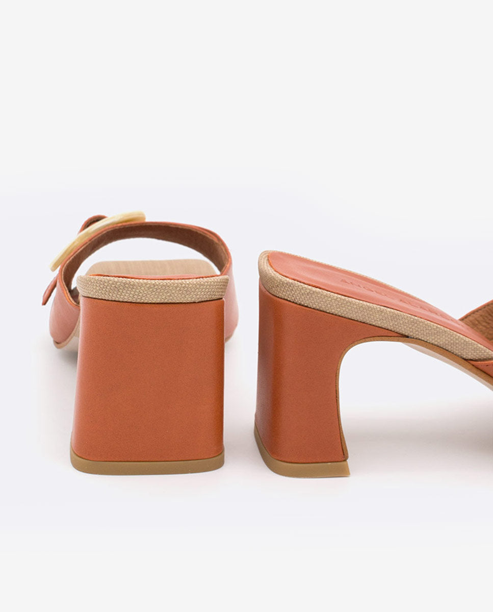 JELKE – Mule de piel con hebilla carey y tacón ancho – camel – Talla 40 – Ángel Alarcón
